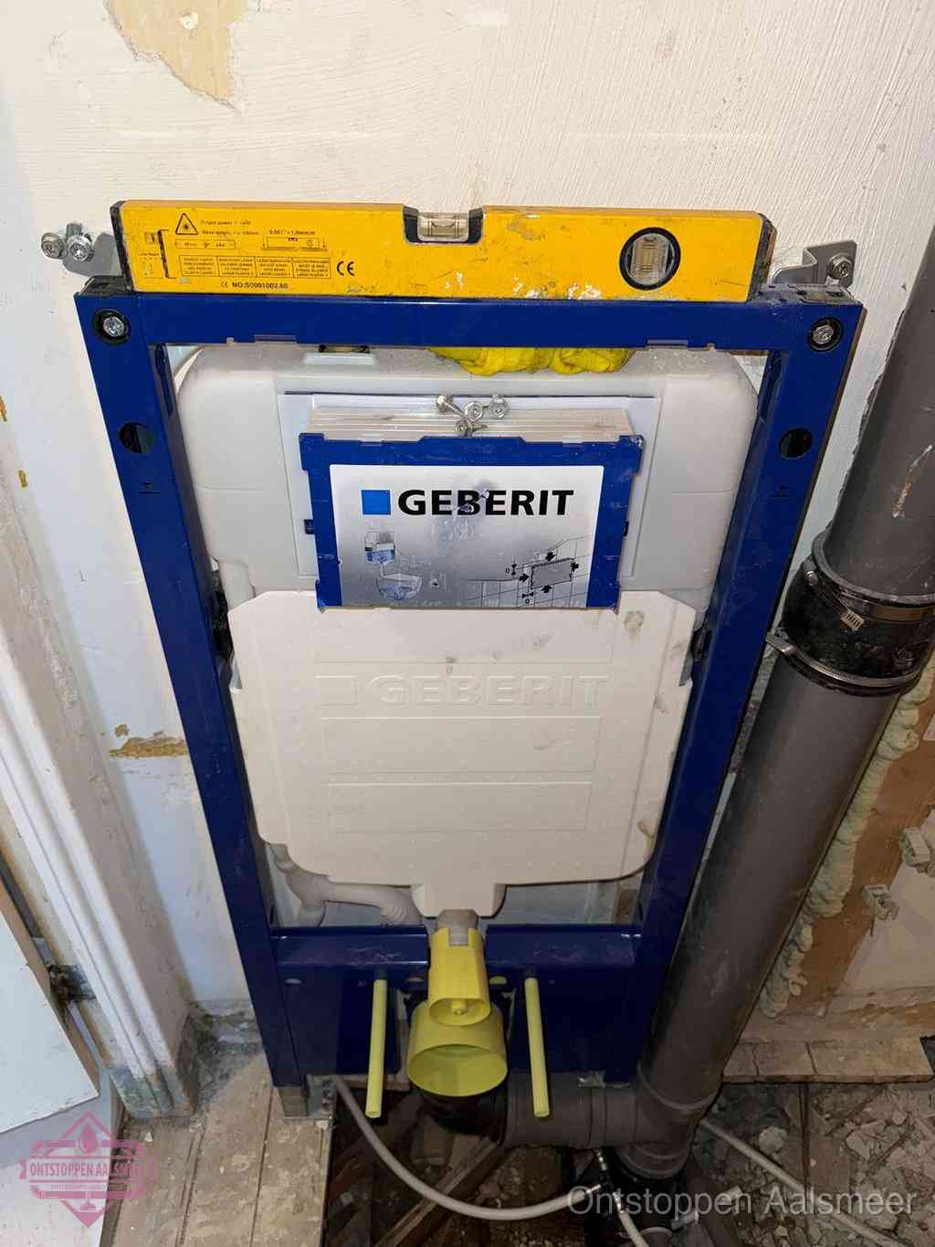 Een Geberit inbouwreservoir met frame voor een hangtoilet tegen de wand, met de afvoerbocht naar de vloer, kenmerkend voor een verstopt hangtoilet in Aalsmeer