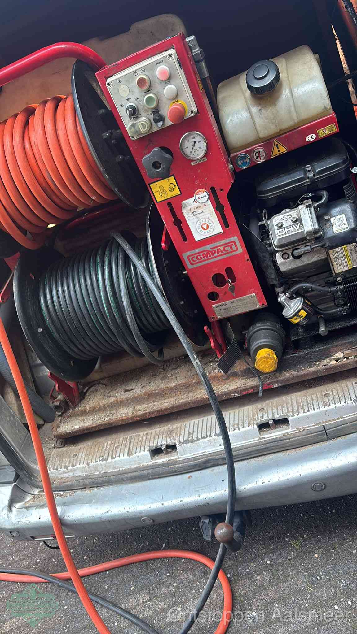 Een rood hogedruk-rioolreinigingstoestel in de laadbak van de bedrijfsbus, apparatuur voor een hardnekkige afvoerverstopping in Aalsmeer