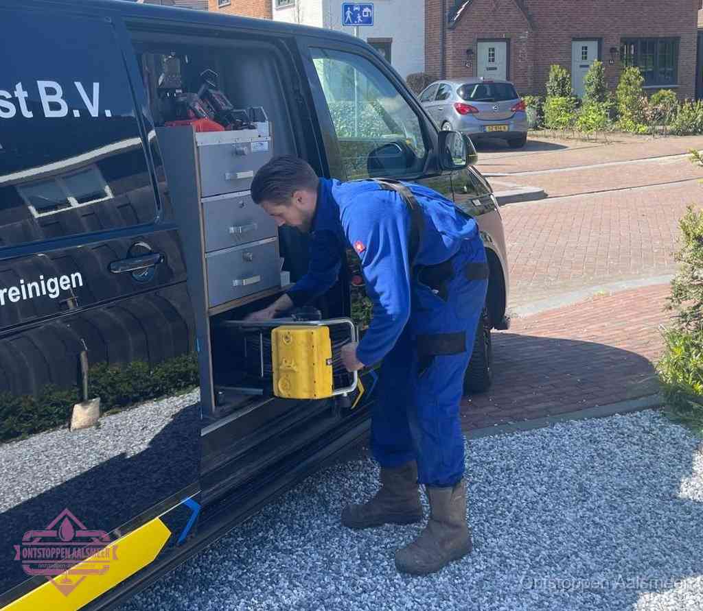 Een monteur pakt apparatuur uit de bedrijfsbus voor service aan huis, het moment om een professional in te schakelen in Aalsmeer