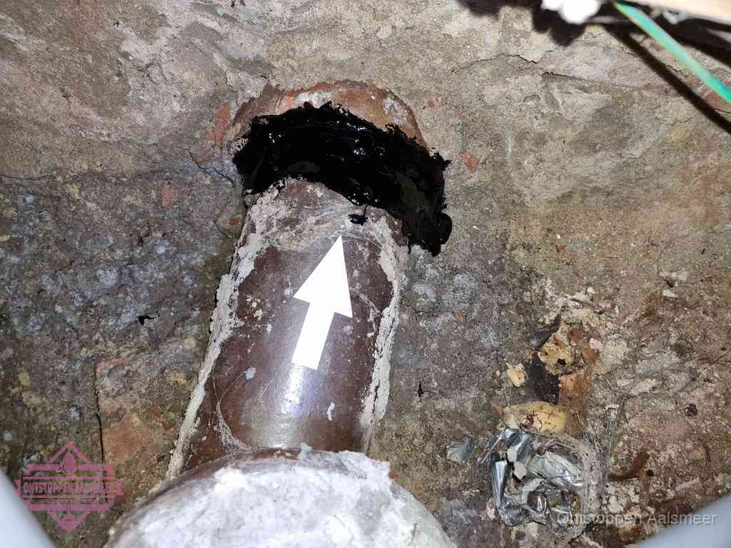 Een oude gres rioolbuis met een beschadigde koppeling onder de vloer, oorzaak van terugkerende structurele wc-problemen in Aalsmeer