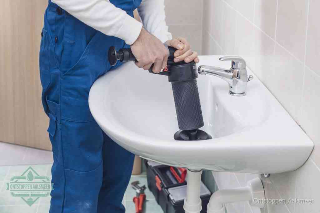 Een te ruwe doe-het-zelf poging met een hand-pomp op de afvoer van een badkamer-wastafel, een van de veelgemaakte fouten bij afvoer ontstoppen in Aalsmeer